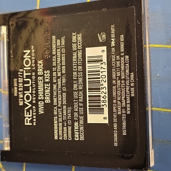 Makeup Revolution Vivid Shimmer Brick Bronze Kiss Palette 7g New Sealed - Picture 2 of 3